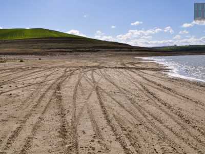 ...insozzando la spiaggia argillosa e lasciando sull�arenile tracce evidenti di pneumatici